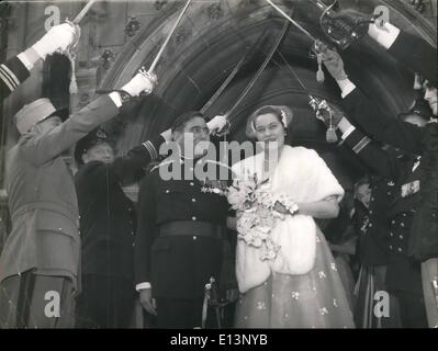 Mar 22, 2012 - Ann Ruml, Lt. Col. Doyle wed a Parigi: la sposa Ann ruml, figlia del sig. e della sig.ra Beardsley Rumml di New York e lo Sposo, Lt. Col. John R.D. Dople, nipote del defunto Sir Arthur Conan Doyle, creatore di Sherlock Holmes, passare sotto il 'Steel Archway'' durante le nozze presso l' ambasciata britannica chiesa, Parigi, sabato 18 aprile, Foto Stock