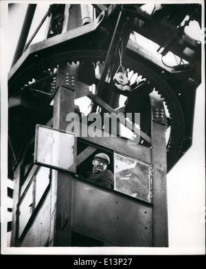 Mar 22, 2012 - Palazzo motivi vista da un edificio adibito a ufficio.: per anni, parti di Buckingham Palace e i suoi giardini sono stati screehed dalla visualizzazione pubblica da alberi di alto fusto, ma presto, quando un nuovo 320-piede alta torre vicino alla stazione di Victoria è completato, ufficio i lavoratori potranno ottenere una vista a volo di uccello del palazzo. Attualmente la stessa vista possono essere ottenuti da una gru sul sito. La foto mostra un uomo con la vista panoramica del palazzo e dei suoi giardini. L'operatore della gru al lavoro sul sito vicino alla stazione di Victoria. Foto Stock