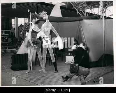 Mar 22, 2012 - Mostra traffico Monaco di Baviera 1953. Due amanti fatta di filo prima di una tenda da campeggio. Foto Stock