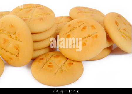 Biscotti al burro su sfondo bianco Foto Stock