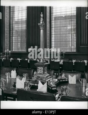 Mar 22, 2012 - Greenwich Palace. Una replica di argento della Colonna di Nelson, che sorge su uno dei tavoli in sala dipinta, la Mensa ufficiali della Naval College. Il corpo di Nelson lay in stato in questa sala prima del suo funerale. Foto Stock