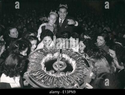 Mar 22, 2012 - Luis Mariano invita i suoi ammira per l Epifania Torta - Il famoso francese croner liuis mariand e ''Regina'' Janine Durand defore la grande epifania torta servita presso il Marignan cinema questa attina. L occasione era la premiere di Mariano del nuovo film ''Czarevitch' Foto Stock