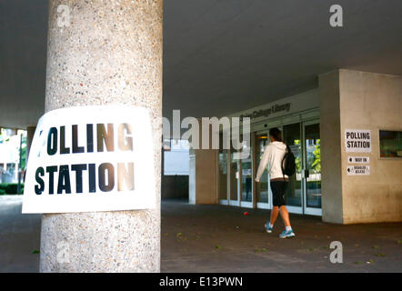 Londra, Regno Unito. Il 22 maggio 2014. Un residente cammina davanti a un seggio in London, Gran Bretagna, 22 maggio 2014. Elezioni del Parlamento europeo ha dato dei calci a fuori il giovedì. (Xinhua/Yin pista/Alamy Live News) Foto Stock