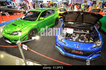 Pasay, Filippine. 22 Maggio, 2014. Berline personalizzati sono visibili sul display durante la Trans Sport Show di Pasay City, Metro Manila, Filippine, 22 maggio 2014. L'evento vanta di sé stesso come ''car show per appassionati di appassionati'' e presenta una vasta gamma di prodotti vintage e moderne automobili aftermarket.Foto: Ezra Acayan/NurPhoto Credito: Ezra Acayan/NurPhoto/ZUMAPRESS.com/Alamy Live News Foto Stock