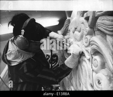 27 marzo 2012 - Sculptor Mitzi Cunliffe presto decollare la sua Car Muffs.: Da oltre un anno 52 anni la scultrice americana Mitzi Cunliffs ha lavorato con un martello di potenza che ha abbattuto quattro tonnellate di pietra di Portland. I lavori completati, che saranno composti da quattro ft. Motivi Scottish quadrati del peso di una tonnellata ciascuno sono dovuti essere eretti in marzo fuori dalla Casa di vita scozzese, Poultry, Londra, il nuovo edificio della compagnia scozzese di assicurazione sulla vita. Mitzi che lavora nello studio del suo mews flat a Brighton trova lavoro con o HAMMER un lavoro rumoroso e indossa cuffie auricolari Foto Stock