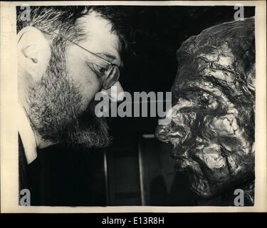 27 mar 2012 - Londra mostra collettiva. Il 1962 mostra di lavoro da parte dei membri del gruppo di Londra si è aperta oggi presso la federazione Art Galleries a Londra. Mostra fotografica di:- Studio in profili - Presidente del Gruppo di Londra Calude Rogers contempla Self-portrait da P.Demonchaux alla mostra. Foto Stock