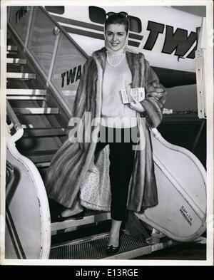 27 mar 2012 - songbird, Anna Maria Alberghetti è mostrata è arrivata qui questa mattina via TWA da Los Angeles per un apparenza della televisione. Lascia la prossima settimana per l'Avana a comparire in un hotel ci Foto Stock