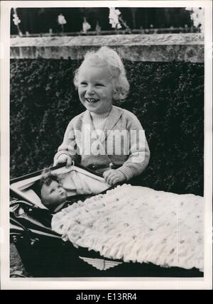 27 mar 2012 - Mostra fotografica di studio felice della Principessa Anna con la sua bambola della pram in motivi di Balmoral. Foto Stock