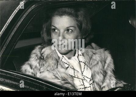 27 mar 2012 - Isabel Peron sul modo di seguire le fasi di ''Evita''. Buenos Aires, Giugno 26th, 1973: ancora modesto e poveri di Argentina avranno thei ''angel'' come sarà nuovamente la moglie dell'ex Presidente Peron , la sig.ra Isabel Martinez de Peron che ha promesso di continuare il lavoro di Eva Peron voce ''Fundacion'' Eva Peron dove tutti i problemi dei poveri troveranno una soluzione. Qui è Isabel lasciando per la prima volta al ministero del Welfare dove il lavoro sarà molto presto nel suo nuovo lavoro. Foto Stock