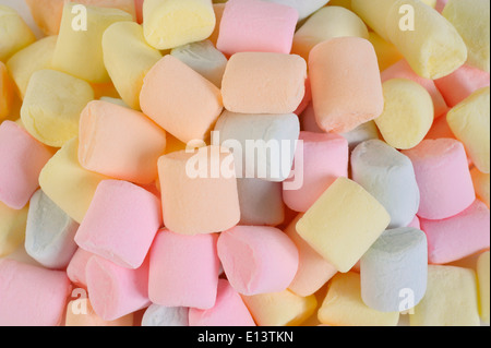 Colorato piccolo puffy marshmallows sfondo Foto Stock