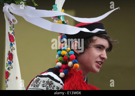 La cavalcata dei re. Il folclore tradizionale festival in Vlcnov, Repubblica Ceca. Giovane uomo eseguire l'assunzione. Foto Stock