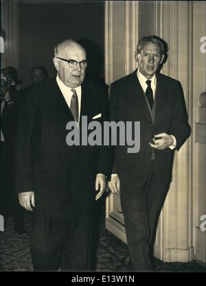 27 mar 2012 - Spaak a Parigi. La foto mostra il Ministro degli Esteri belga Paul Henri Spaak raffigurata con M. Couve De Murville il Ministro degli esteri francese oggi. Foto Stock