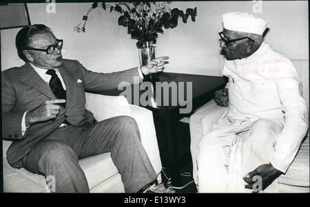 27 mar 2012 - il sig. Nelson un Rockefeller, governatore di New York (USA) con il primo ministro Morarji Desai presso la sua residenza a Nuova Delhi il Giovedì - il 4 maggio 1978. Foto Stock