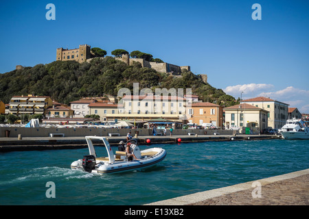 Castiglione della Pescaia, Toscana, Italia; un motoscafo entra in porto Foto Stock