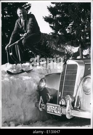 27 mar 2012 - Karl Kling, Germania sportsman Nr. l e Mercedes campione in Messico durante le sue vacanze in Algau/Sud della Germania occidentale. Questa volta Charly scambiati al volante della sua automobile Mercedez per il volante di un ski bob e gode del sole e neve in Algau. Foto Stock