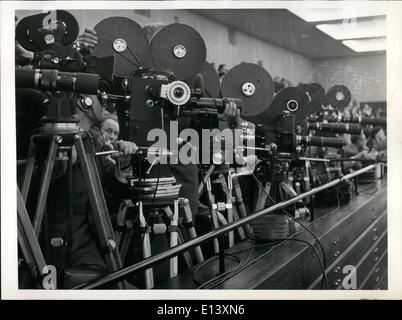 27 mar 2012 - Presentazione e amministrazione del giuramento del nuovo armadio tedesco nel grande salone della casa dell'Assemblea Federale a Bonn il 20 ottobre 1953. Fotocamere con pellicola del Cinegiornale appena catturare gli eventi nell'Assemblea federale. Foto Stock