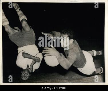 27 mar 2012 - ..........appena un calciatore - cercando di cliente.!! La Grecia batte Egitto 5-1 in Atene: Non vi è alcuna fingere circa questa immagine presa durante la partita di calcio tra Grecia Nazionale Forze Armate team - e la squadra nazionale di Egitto. Essa mostra uno dei Greci in avanti apparentemente bilanciamento sulla sua testa - come egli tenta di mettere la palla in rete. Egli non riuscita - grazie alla velocità del portiere egiziano.. Immagine da Atene. Foto Stock