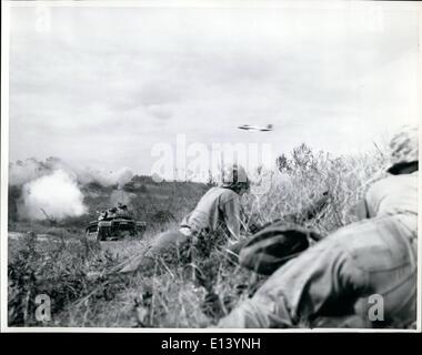 27 mar 2012 - Marine Assault: Frontline truppa azione interrompe momentaneamente durante un Marine Corps FJ-2 Fury striature a getto attraverso la battaglia simulata area per rammollire l ''Enemy'' resistenza resistente in-a-crack Pillboxes. Foto Stock