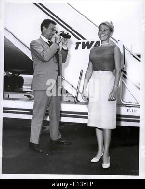 Mar 31, 2012 - N.Y. L'aeroporto internazionale, 30 agosto 1960 --- comico Jack carter e la sua fidanzata - attrice Paula Stewart ospitare le foto in arrivo tramite TWA Super Jet da Parigi. Erano lontani intrattenere le truppe americane in Inghilterra e in Francia. Foto Stock