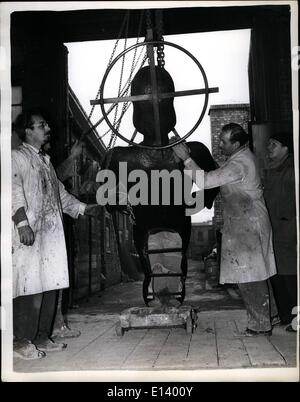 27 mar 2012 - Una tonnellata statua in bronzo del Cristo lascia la fonderia di Londra - per Leicestershire.: una tonnellata di statua di Cristo il Mediatore - è ora nel processo di rimozione dalla Fonderia di Battersea verso la sua destinazione finale - la parte anteriore della nuova chiesa cattolica romana di San Pietro a Hinckley, Leicestershire. la statua è opera di Arnold Fleischman che ha creato la notevole opera d'arte - 80 ft murale - ''La risurrezione del popolo" che è stata colata in Perspex per la parete del padiglione del Vaticano - a th esposizioni di Bruxelles Foto Stock