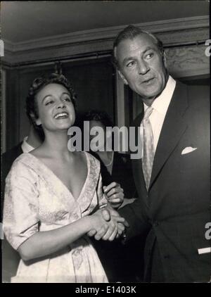 Mar 31, 2012 - Gary Cooper applaude Gisele Pascal: ieri sera Gary Cooper è venuto al Varietes teatro, dove Gisele Pascal sta giocando nella commedia intitolata ''Frere Jacques''. Gary Cooper è Senn qui congratularmi con Gisele Pascal in camerino. Foto Stock