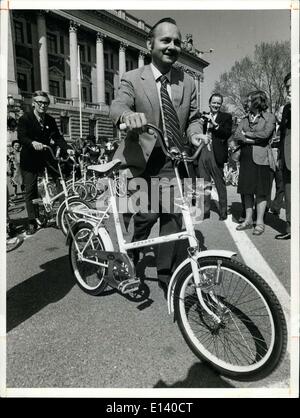 Mar 31, 2012 - Nazioni Unite Conferance su umano Emrionouent Statehouse - Maurice F. forte facendo un giro in bicicletta. Foto Stock