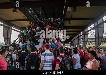 21 maggio 2014 - Sao Paolo del Brasile - i conducenti di autobus e i conduttori hanno interrotto le proprie attività di martedì scorso (20) e il mercoledì (21) di rivendicazione Salarias miglioramenti, in Sao Paolo. I professionisti del settore dei veicoli parcheggiati su terminali di città di prevenire attività sul sito. Che ha dato il sovraffollamento nei sistema di metropolitana e treno per la citta'. I professionisti le attività concordate torna il giovedì (22). Gli scioperi alla vigilia della Coppa del mondo è stato comune in città. (Credito Immagine: © Taba Benedicto/NurPhoto/ZUMAPRESS.com) Foto Stock