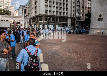 20 maggio 2014 - Sao Paolo del Brasile - i conducenti di autobus e i conduttori hanno interrotto le proprie attività di martedì scorso (20) e il mercoledì (21) di rivendicazione Salarias miglioramenti, in Sao Paolo. I professionisti del settore dei veicoli parcheggiati su terminali di città di prevenire attività sul sito. Che ha dato il sovraffollamento nei sistema di metropolitana e treno per la citta'. I professionisti le attività concordate torna il giovedì (22). Gli scioperi alla vigilia della Coppa del mondo è stato comune in città. (Credito Immagine: © Taba Benedicto/NurPhoto/ZUMAPRESS.com) Foto Stock