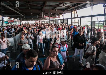 21 maggio 2014 - Sao Paolo del Brasile - i conducenti di autobus e i conduttori hanno interrotto le proprie attività di martedì scorso (20) e il mercoledì (21) di rivendicazione Salarias miglioramenti, in Sao Paolo. I professionisti del settore dei veicoli parcheggiati su terminali di città di prevenire attività sul sito. Che ha dato il sovraffollamento nei sistema di metropolitana e treno per la citta'. I professionisti le attività concordate torna il giovedì (22). Gli scioperi alla vigilia della Coppa del mondo è stato comune in città. (Credito Immagine: © Taba Benedicto/NurPhoto/ZUMAPRESS.com) Foto Stock