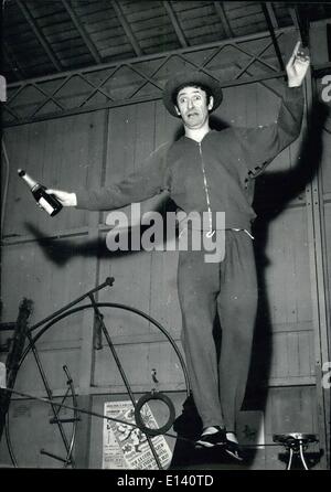 Mar 31, 2012 - Francese Mime Marcel Marceau come un ballerino di corda - il famoso ballerino francese, attore e Acrobat, Marcet, Marceau, si esibirà presso il gala annuale de L'Unione europea mi Parigi molto presto. OPS M. Marceau che mostra la sua straordinaria agilità come un serrato Walker. Foto Stock