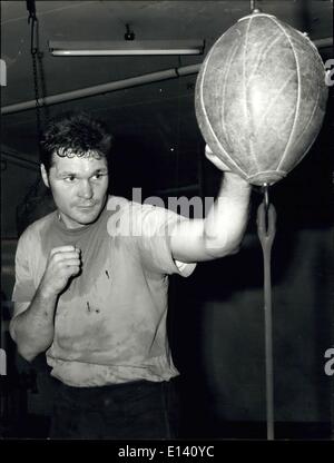 Mar 31, 2012 - World Middleweight Champion Carlos Monzon di Argentina e sfidante americano Denny Moyer scambiati punzoni con sparring partners in formazione Sesseons , per i loro servizi di linea titolo quinto a Roma Sports Palace dove Monzon ha vinto il titolo nel Novembre 1970 da scalzando via Nino Benvenuti Foto Stock