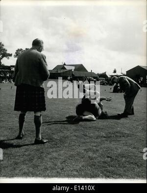 Mar 31, 2012 - Crieff Highland Gathering a mercato Park, Crieff.; il catch-come-catch-possibile evento di wrestling, essendo giudicato dal dott. H. Graham di Perth, che ha per arrivare in basso per vedere cosa sta succedendo. Foto Stock