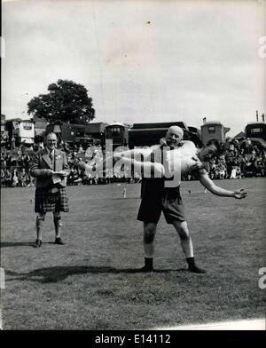 Mar 31, 2012 - Crieff Highland Gathering a mercato Park, Crieff. Laurence McGregor, di anni 59, il più antico concorrente di Dunfermline, vincendo il catch-come-Catch-Can evento di wrestling. Egli si fa roteare Donald Wilson di Dunblane in tondo. Foto Stock