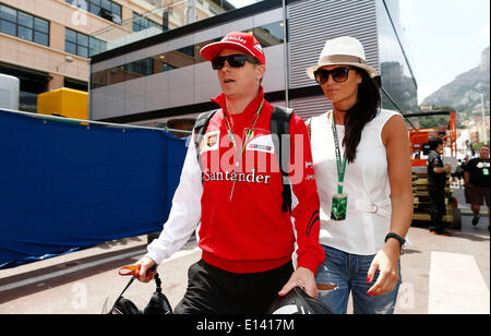 Motorsports: FIA Formula One World Championship 2014, il Grand Prix di Monaco, #7 Kimi Raikkonen (FIN, la Scuderia Ferrari) con la sua fidanzata Minttu Virtanen Foto Stock
