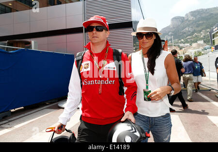 Motorsports: FIA Formula One World Championship 2014, il Grand Prix di Monaco, #7 Kimi Raikkonen (FIN, la Scuderia Ferrari) con la sua fidanzata Minttu Virtanen Foto Stock