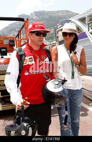 Motorsports: FIA Formula One World Championship 2014, il Grand Prix di Monaco, #7 Kimi Raikkonen (FIN, la Scuderia Ferrari) con la sua fidanzata Minttu Virtanen Foto Stock