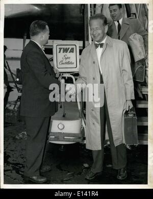 Mar 31, 2012 - ''(illeggibile)'' il Segretario Generale delle Nazioni Unite Dag Hammarskjold arrivati qui questa mattina VIA TWA super G costellazione da Ginevra, Svizzera. Egli è accolto da U.N. Gazzetta John Gray come terminato l'ultimo barile del suo viaggio medio oriente dove ha tentato di stabilire relazioni tra i paesi arabi e israeliani. Chiesto dai giornalisti che cosa egli però dell'Egitto piano per nazionalizzare il Canale di Suez ha risposto; ''No tali Questions-Believe me' Foto Stock