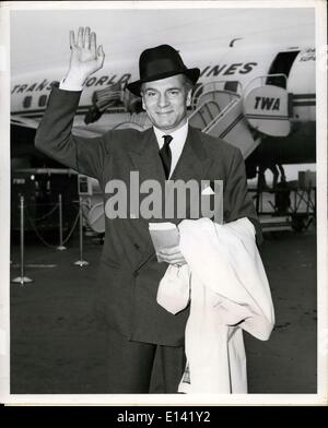 Mar 31, 2012 - Edoardo Vianello aeroporto, N.Y., -- Sir Laurence Oliver, il famoso attore inglese, si prepara a bordo di un TWA Jetstream a Londra in seguito ad un impegno limitato in Broadway giocare ''The Entertainer" in cui ha recitato. Foto Stock