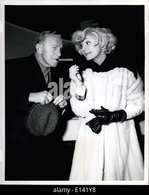 Mar 31, 2012 - New York International: comico Carol Channing svolge il ruolo di hostess come essa saluta attore George Burns al momento del suo arrivo via TWA rivestimento a getto sotto forma di Los Angeles. Il celebre duo sono in rotta per Washington, dove essi si esibirà presso il secondo saluto inaugurale per il Presidente John F. Kennedy, Gennaio 18th. Foto Stock