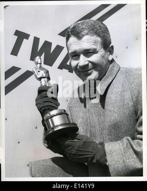 Mar 31, 2012 - Edoardo Vianello aeroporto, N.Y. 8 Aprile - Vincitore del premio Academy Award, Rosso Buttonsm arriva con ''Oscar'' a N.Y. Aeroporto internazionale di Hollywood Via TWA Jetstream per prove per NBC-TV ''Hansel e Gretel " come domenica, Aprile 27th. Foto Stock