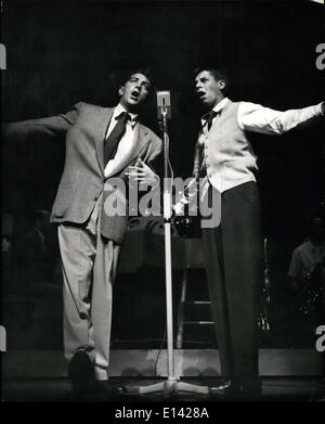 31 marzo 2012 - uno dei pochi momenti gravi dell'atto, quando Dean Martin (a sinistra) e Jerry Lewis cantano un duetto di tuneful. Martin e Jewis stanno urlando il successo a Paladu. Mettendo su uno dei giri più rumorosi e più pazzi il Palladium ha visto mai , Dean Martin e Jerry Lewis acorad un successo tromenuto all'inizio della loro apparizione di due settimane . Star of Eight Paramount Films, Martin e Lewis sono anche incomparabili teatro e night club animatori , mentre i loro dischi di grammatica hanno anche un seguito internazionale Foto Stock