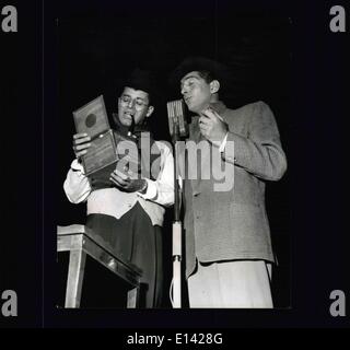 Mar 31, 2012 - Jerry Lewis (sinistra) come Barry Fitzgerald e Dean Martin come Bing Crosby nella pellicola ''Going My Way" nell'esilarante finale del film. Martin si accompagnerà a la Crosby al tintinnio della musica del musical box. Martin e Lewis sono ululati successo al palladio; mettendo su uno dei più rumorosi più pazza e trasforma il palladio ha mai visto, Dean Martin e Jerry Lewis acored un enorme successo all'inizio delle loro due settimane aspetto Foto Stock