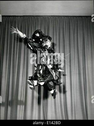 Mar 31, 2012 - Keith Beckett come ''The Mad Hatter'' esegue uno dei suoi tanti salti.: ''Alice in Wonerland'' nuovo Festival Ballet, londinese di Balletto Festival è l'apertura della sua nuova stagione presso la Royal Festival Hall con una Premiere mondiale del nuovo ballet ''Alice nel Paese delle Meraviglie", un balletto in due atti. La coreografia è di Michael Charnley, musica da Giuseppe Horovitz e il decor di Kenneth Rowll. I tre autori di questo balletto sono tutti giovani uomini, la primogenita essendo solo 26. Ballare la parte della ''Alice" è piuttosto Belinda Wright e i severi parte della ''Il papà Hatter'' è ballato da Keith Beckett. Foto Stock