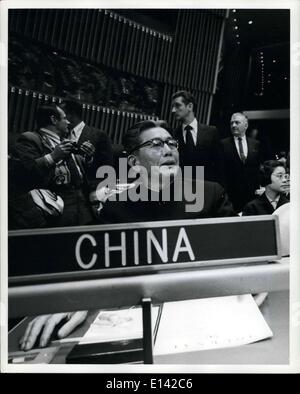 Mar 31, 2012 - Il Vice Ministro degli Esteri della Repubblica popolare di Cina, Chiao Kuan-Hua è stato formalmente insediato presso la ventiseiesima Assemblea Generale delle Nazioni Unite Foto Stock