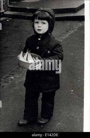 Apr. 04, 2012 - Il Principe Ereditario Frederik nutre il suo amico dei pinguini. Piccolo Principe Ereditario Frederik, figlio della Regina Margrethe e Principe Foto Stock