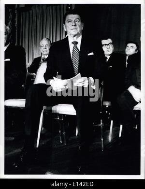 Mar 31, 2012 - repubblicano front runner nel 1980 Campagna Presidenziale, Ronald Reagan, tenuto un newsconference al Waldorf Astoria Hotel di New York City. La foto mostra il governatore Reagan seduto davanti alla prima conferenza stampa. Foto Stock