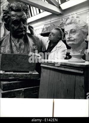 Mar 31, 2012 - Busto di Leos Janacek: scultore accademico professor Milos Axman, cecoslovacco di artista di merito, ha completato un busto di Leos Janacek (1854-1928). Il busto di questo compositore ceco, un mondo rinnovato pioniere della musica moderna, è progettato per il foyer del Leos Janacek Theatre di Brno, in Moravia del sud. Il busto verrà svelato all'apertura di ''l'Janacek Brno " summer festival, a Brno, dal 24 giugno al 2 luglio. Il Professor Milos Axman lavorando sul busto di Leos Janacek nel suo studio di Brno. Foto Stock