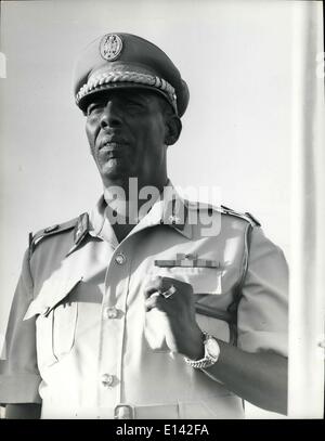 Mar 31, 2012 - Generale Mohamed Siyad Barre, Presidente della Repubblica Democratica di Somalia; nasce Lugh Ferrandi, 1919. Educata Lugh Forrandi, Mogadiscio. Uniti forza di polizia, 1941. Regionale comandante divisionale, 1950. Inviato a italiano Accademia Militare, 1950. Il colonnello, vice comandante dell esercito, 1959. Brigadier-General, comandante dell'esercito, 1965. Presidente del consiglio rivoluzionario supremo, 1969. Si è dimesso come C-inC, 1970. Sposato, 20 bambini. Foto Stock