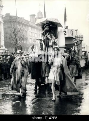 Apr. 04, 2012 - il giorno di San Patrizio parade, Dublino.: scene durante la festa di San Patrizio Parade (Marzo 17th) lungo l'O'Connell Street e il passato di G.I.O. Dublino. Prendendo parte alla parata, che è stato guardato dal sig. Lynch il Premier di Eire, erano membri della band del Vescovo Koarney High School di New York. La foto mostra una delle molte decorate galleggianti che hanno preso parte alla festa di San Patrizio parata a Dublino il 17 marzo. Foto Stock