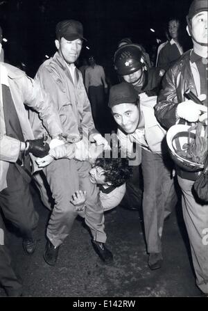 Apr. 04, 2012 - Trattato di Okinawa tumulti, Tokyo Police Ã¢â'¬Ëoecollect' e manette un dimostratore per un giro in Ã¢â'¬ËoeBlack MariaÃ Foto Stock